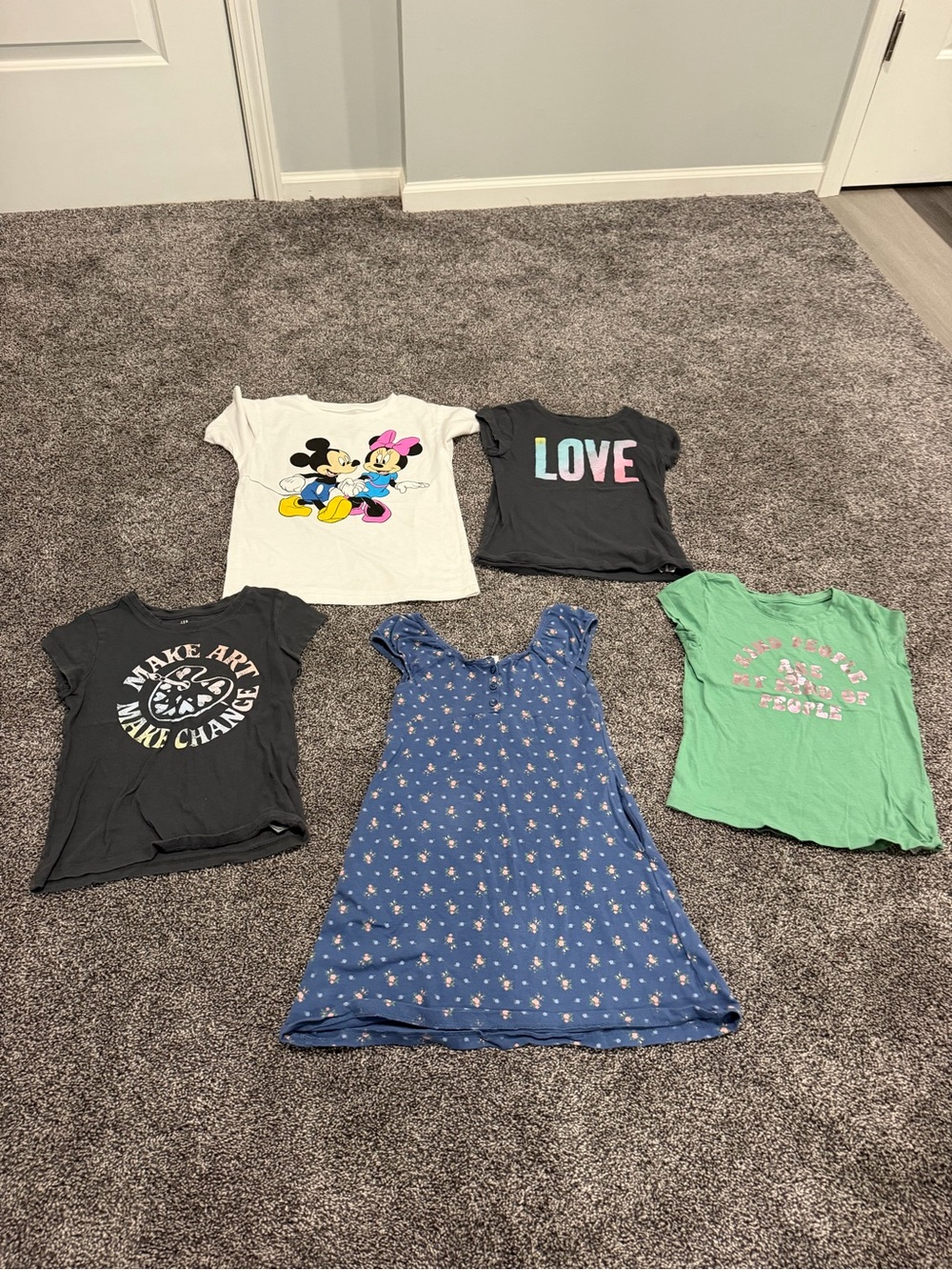 Girl’s size Small (6/6x) Lot of 4 shirts and a Dress Gap Old Navy Disney